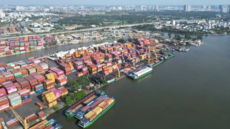 Cargo handling at Truong Tho Port, Binh Trung Ward, Ho Chi Minh City (Photo: The Anh).