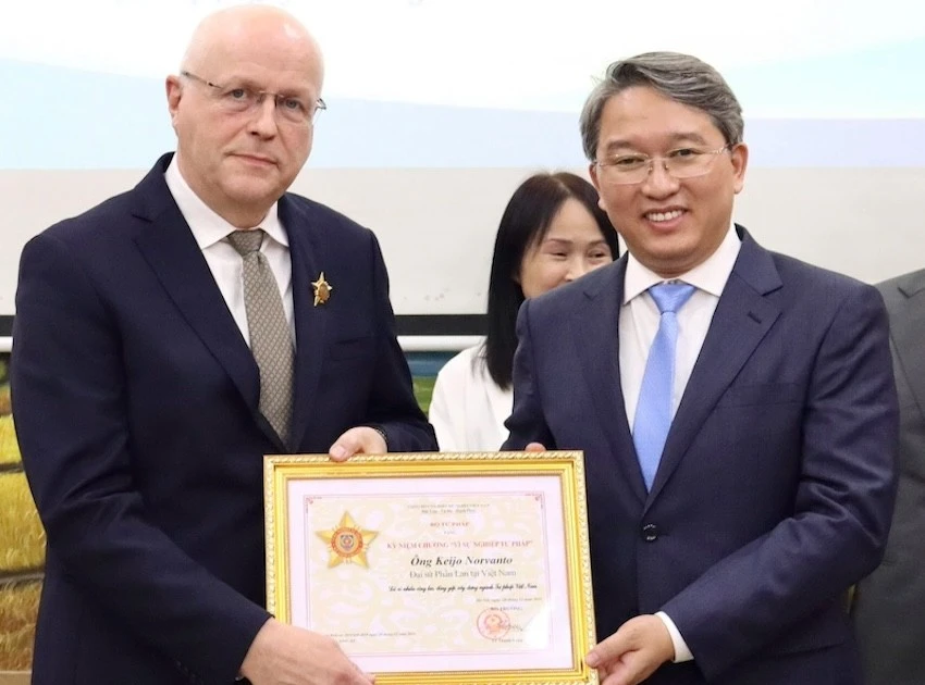 Conceden placa conmemorativa al embajador de Finlandia en Vietnam.
