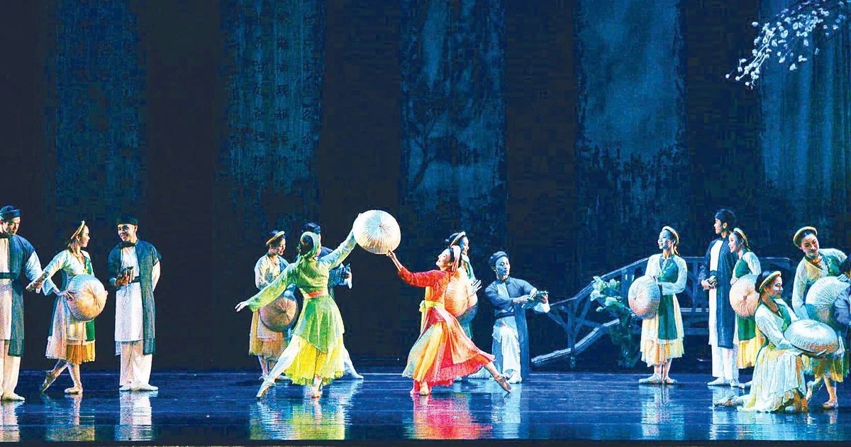 这是取材自大诗人阮攸不朽名作《金云翘传》的芭蕾舞剧《翘》的一个场景。（图片来源：翠明）