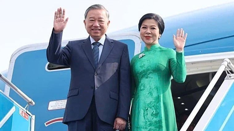 El secretario general del PCV, To Lam, y su esposa parten de Hanói hacia Corea del Sur para una visita de Estado a la nación del Este de Asia. (Foto: VNA)