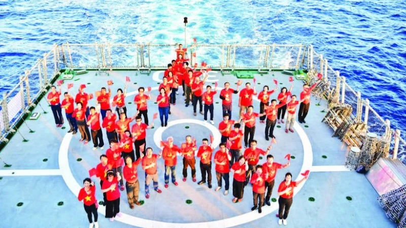 A delegation of overseas Vietnamese visits officers, soldiers, and residents of the Truong Sa special zone and the DK1 offshore platforms on the “Great National Unity Voyage”. (Photo: VNA)