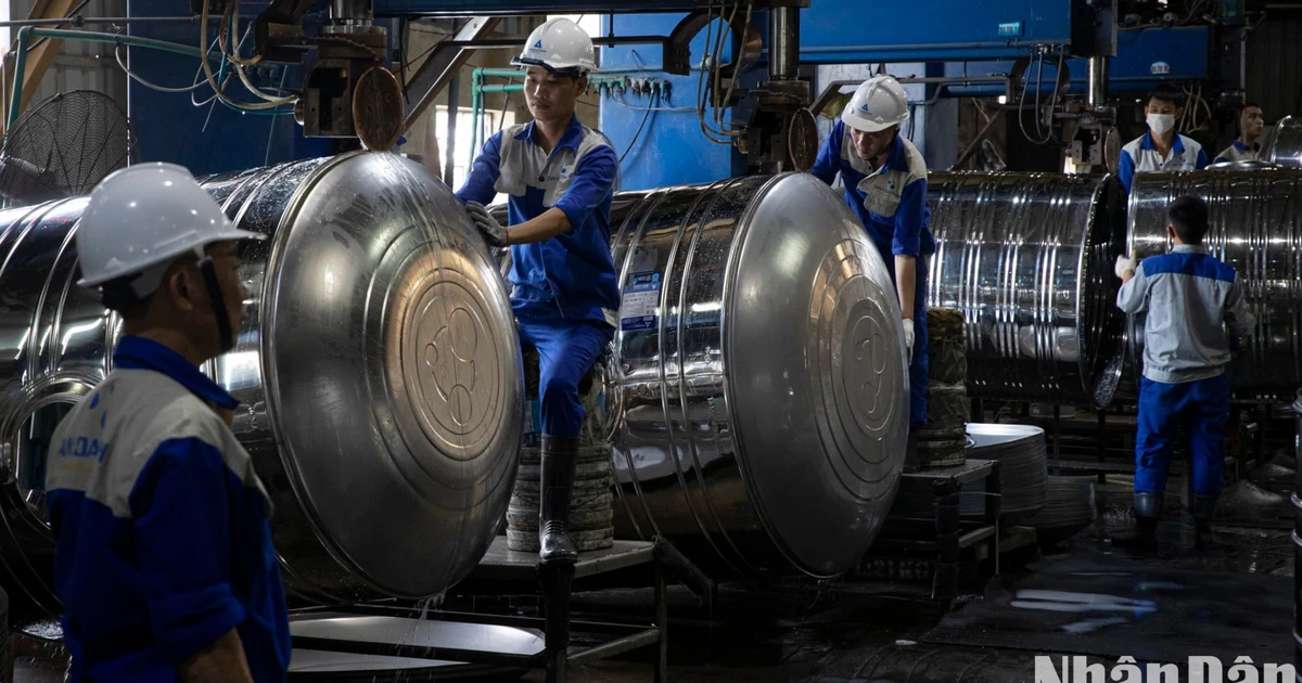 Workers at Tan A Dai Thanh Group are at work.