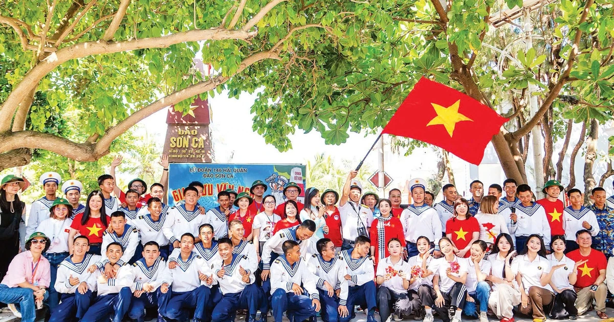 Sắc xanh giữa muôn trùng sóng gió