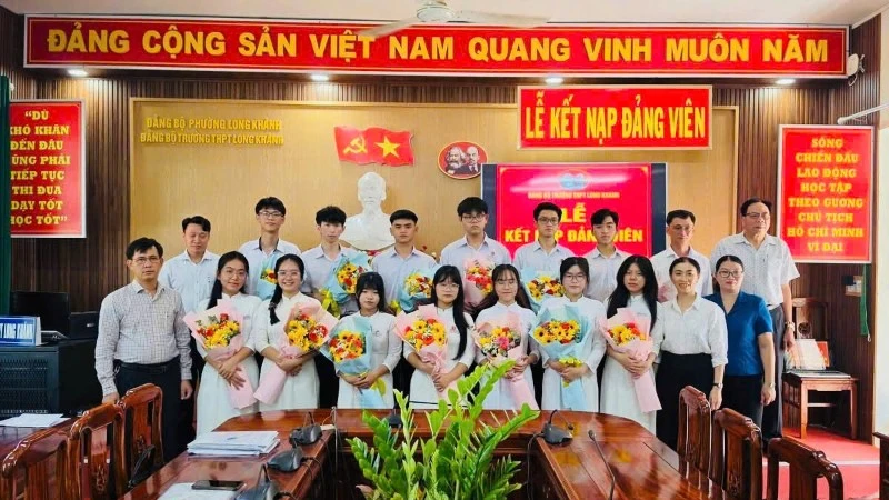 Một trường phổ thông tại Đồng Nai kết nạp 13 học sinh ưu tú vào Đảng