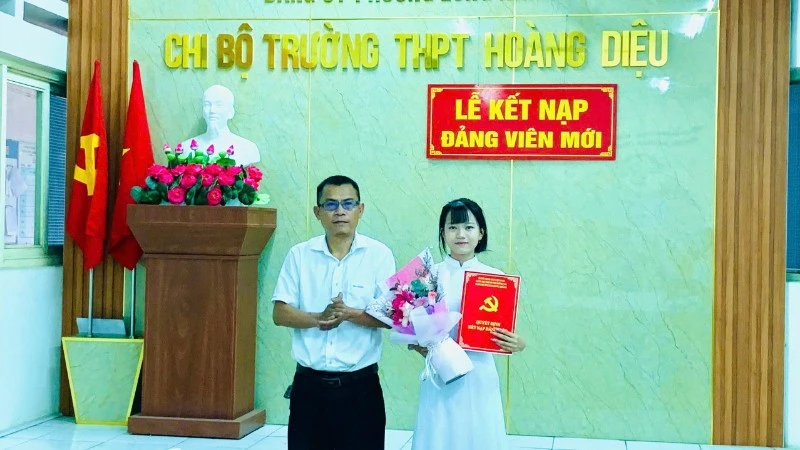 Đồng Nai kết nạp 684 học sinh ưu tú vào Đảng