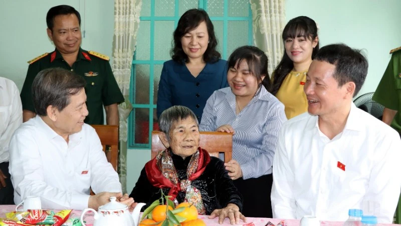 Đồng chí Lê Minh Trí thăm Mẹ Việt Nam Anh hùng tại Đồng Nai