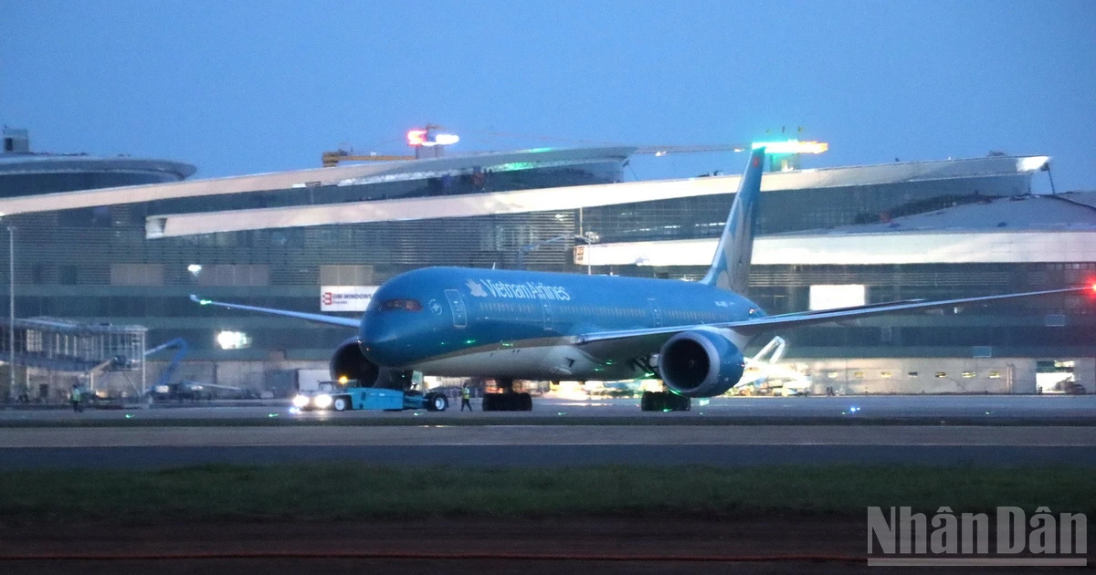 12月15日下午，隆城国际机场迎来了首架商业航班（航班号VN5001）成功降落，随后编号为VN5002的航班也顺利起飞。