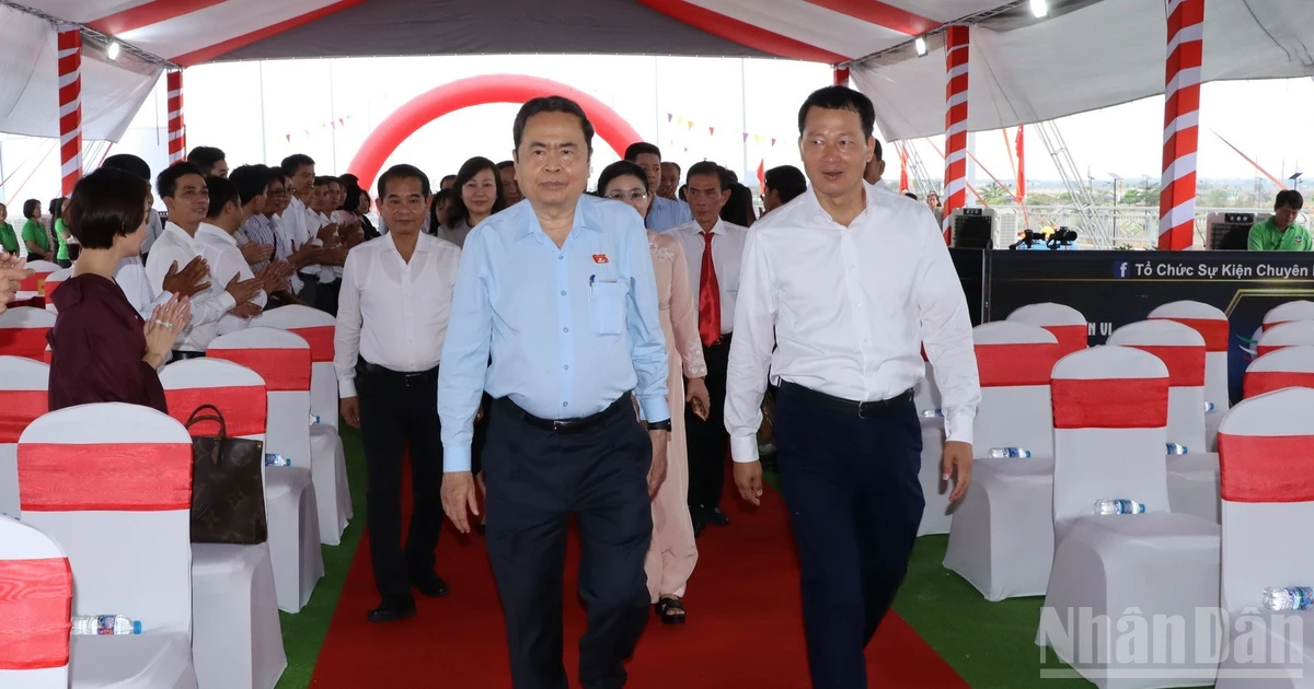 Chủ tịch Quốc hội dự khởi động dự án chào mừng ngày bầu cử