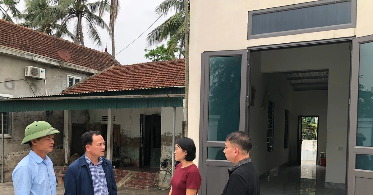 Communal officials in Duc Chau (Nghe An) discuss with a poor household receiving support for house construction.