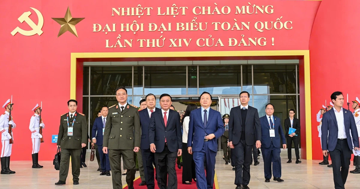 Постоянный член Секретариата Чан Кам Ту и делегаты осматривают Национальный конференц-центр