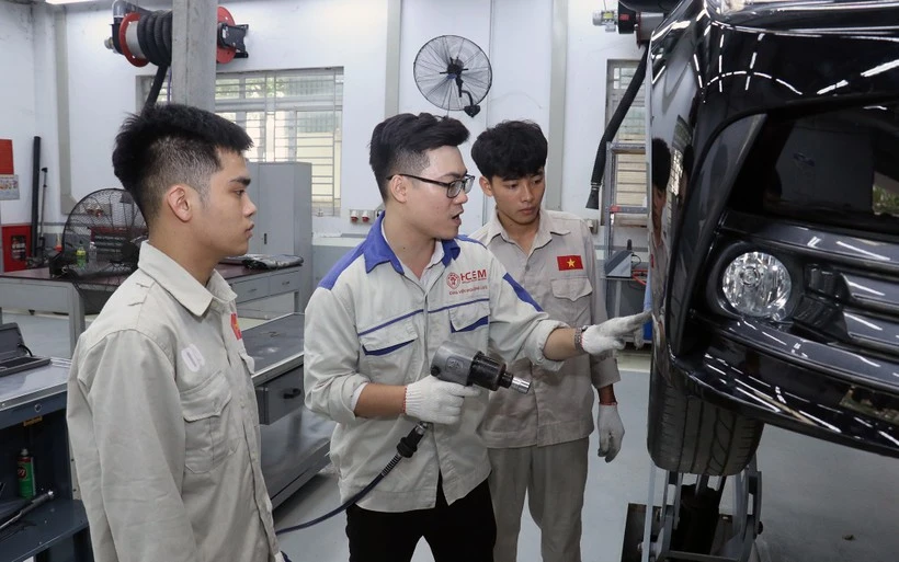 Ha Noi College of Electromechanics tests workers’ skills before they go to work in Japan. (Photo: MINH THANG)