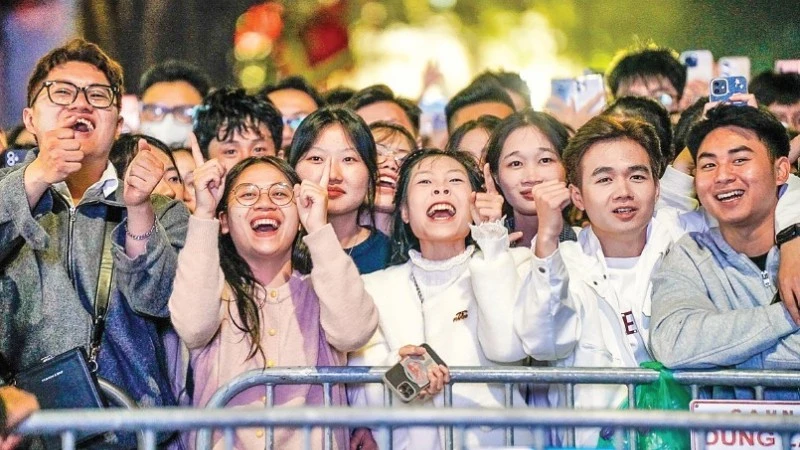 The joy of Ha Noi residents welcoming the New Year. (Photo: Khanh Hoa)