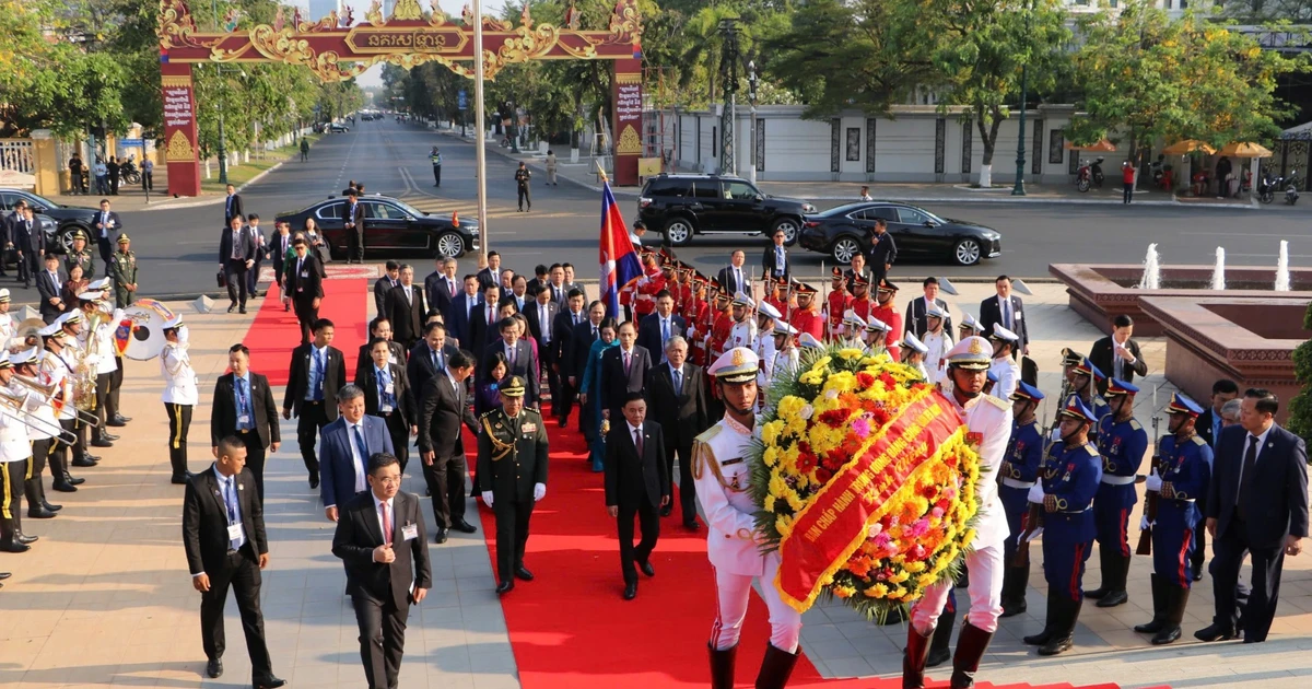 Thường trực Ban Bí thư Trần Cẩm Tú đặt vòng hoa tại Đài Độc lập, Đài tưởng niệm cố Quốc vương Norodom Sihanouk và Đài Hữu nghị Campuchia-Việt Nam