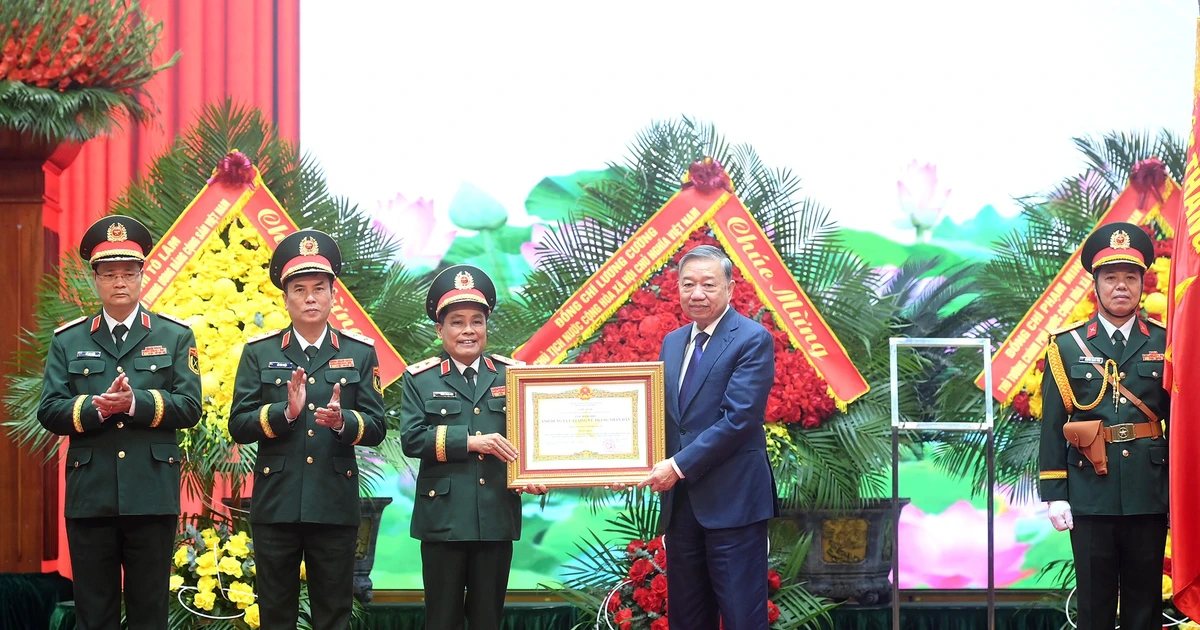 Генеральный секретарь ЦК КПВ То Лам присваивает звание Героя Народных вооруженных сил Генеральному управлению тылового и технического обеспечения.