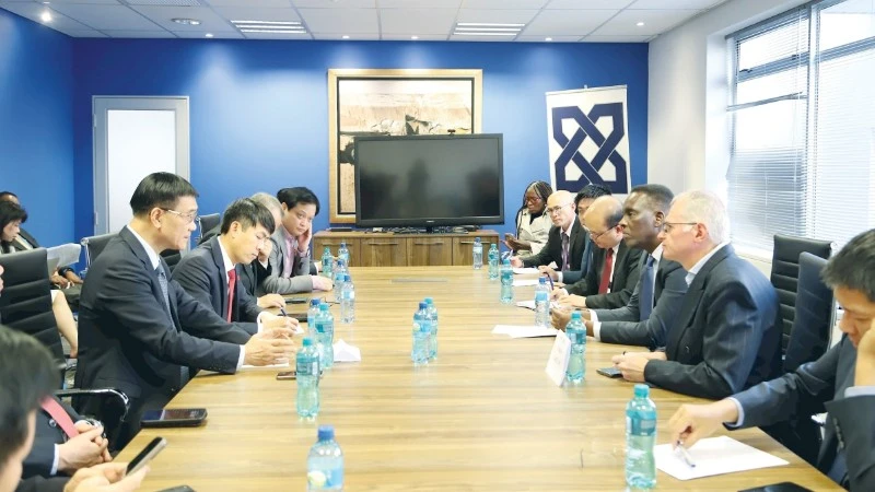 越南国会副主席武鸿青与南非工商会举行了工作会谈。