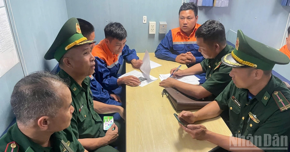 Bộ đội Biên phòng tiếp nhận 4 thuyền viên gặp nạn trên biển