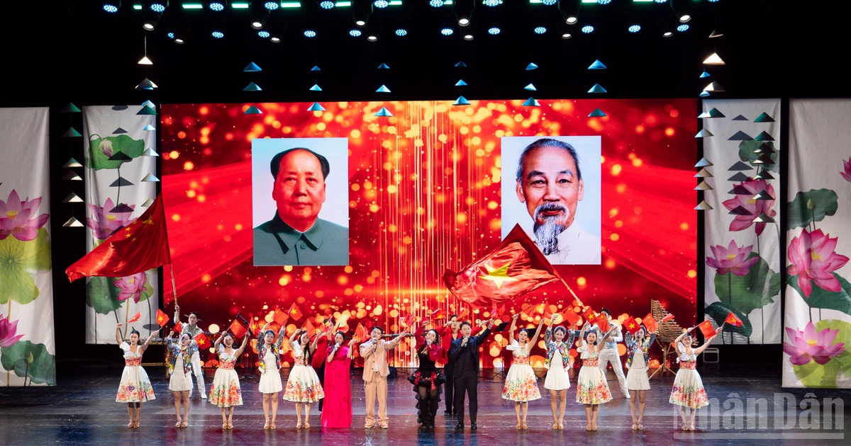 The artists sang a Vietnamese-Chinese song.