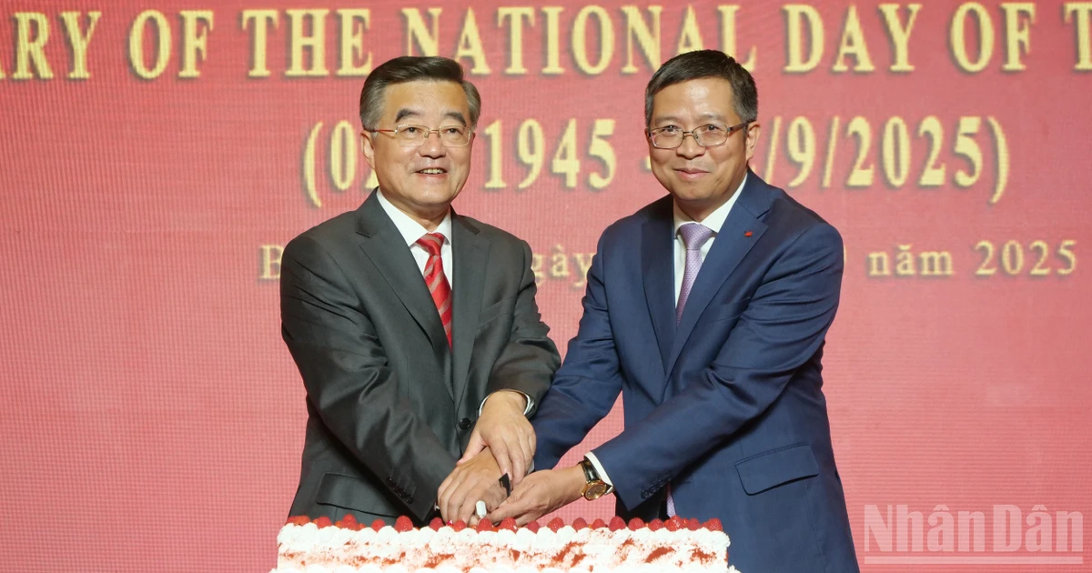 Ambassador Pham Thanh Binh and Zhang Qingwei jointly perform the cake-cutting ceremony during the celebration.