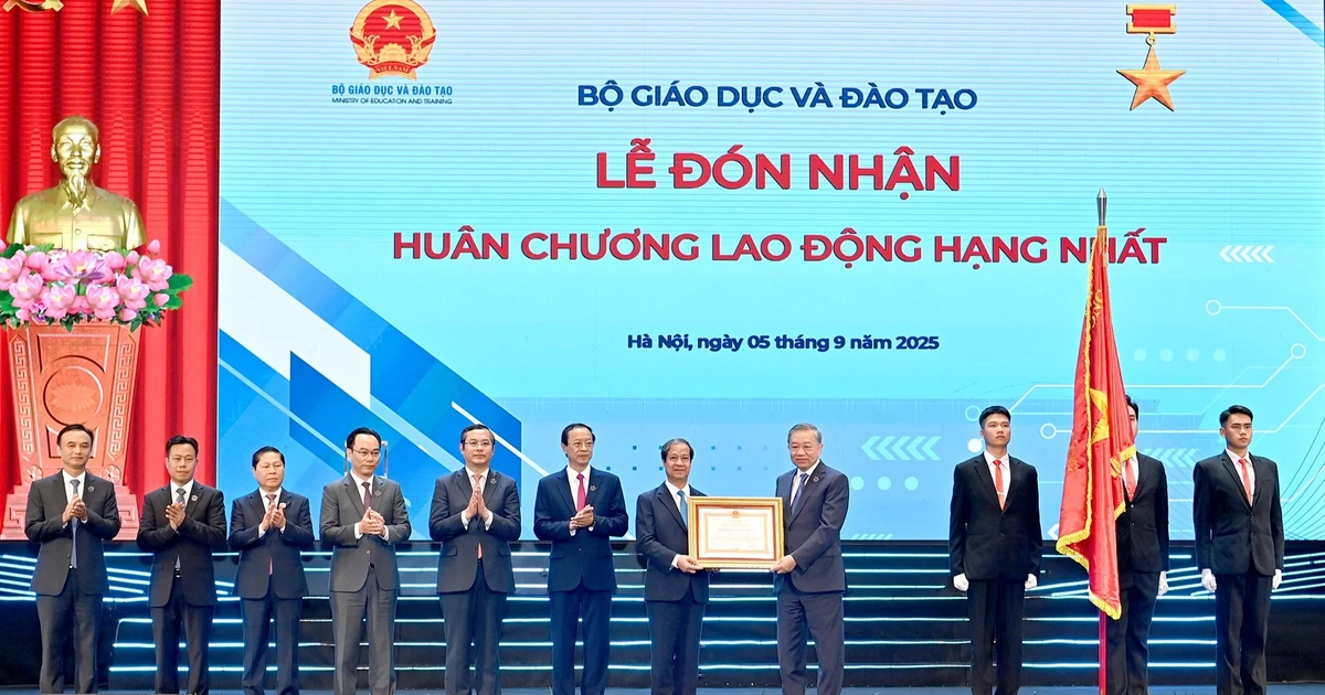 Party General Secretary To Lam presents the first-class Labour Order to the Ministry of Education and Training.