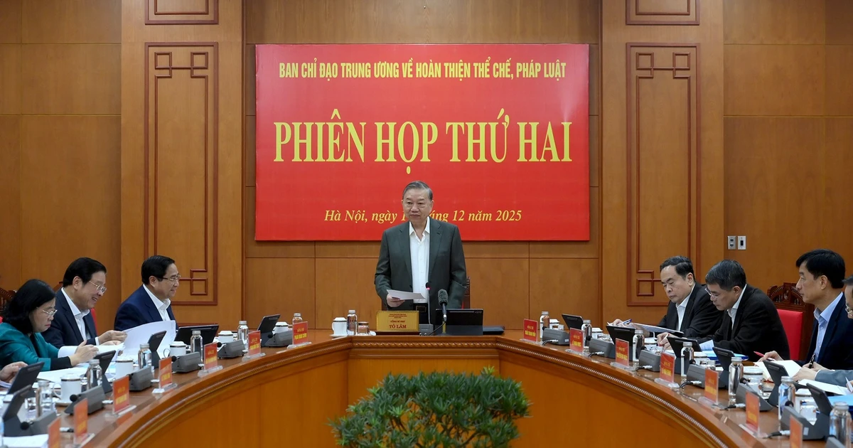 El secretario general del PCV, To Lam, preside la reunión.