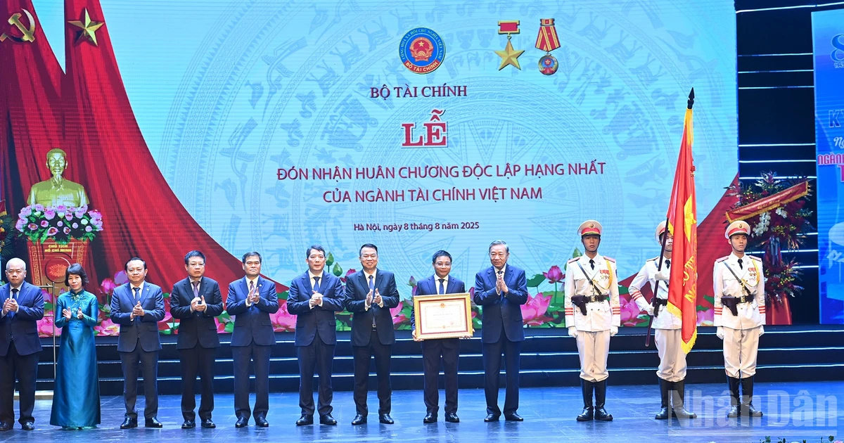 [Foto] Ministerio de Finanzas de Vietnam recibe Orden de la Independencia 