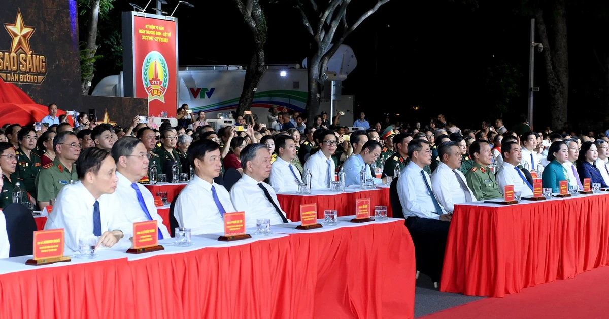 [Ảnh] Tổng Bí thư, Chủ tịch nước Tô Lâm và Thủ tướng Lê Minh Hưng dự Chương trình cầu truyền hình "Sao sáng dẫn đường" tại điểm cầu Hà Nội
