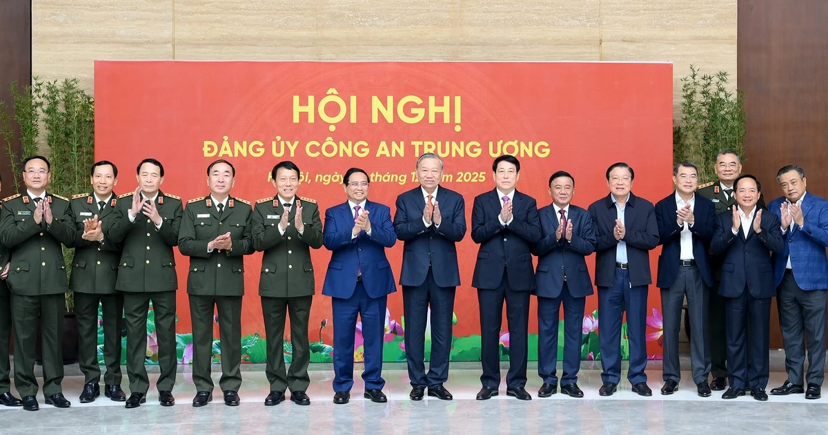 To Lam y dirigentes del Partido y del Estado se toman una foto con los delegados.