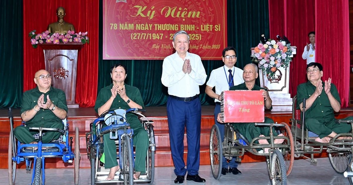 [Foto] Máximo dirigente partidista de Vietnam visitan excombatientes en Bac Ninh