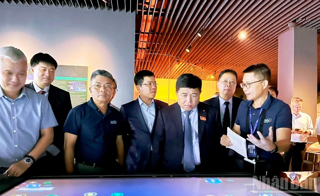Deputy Prime Minister Nguyen Chi Dung visiting the Viet Nam Space Museum. (Photo: Ngoc Hieu)