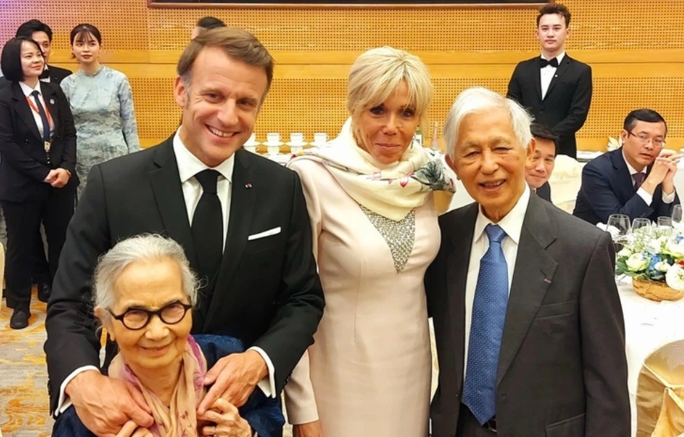 El Profesor Tran Thanh Van (a la derecha) y la Profesora Le Kim Ngoc (a la izquierda) se toman una foto junto al presidente de Francia, Emmanuel Macron, y su esposa en en Hanói. (Foto: ICISE)
