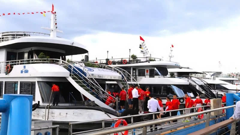 Tourists boarding boats to visit Ha Long Bay.