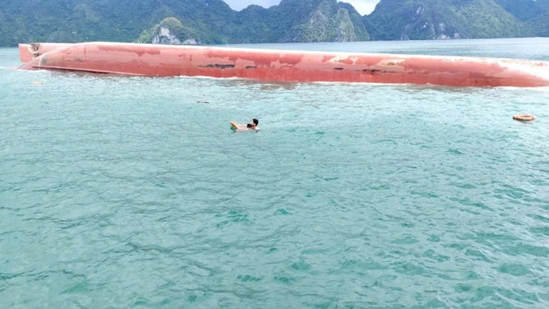 Quảng Ninh khẩn trương cứu hộ các thuyền viên vụ lật tàu hàng trên vùng biển đặc khu Vân Đồn
