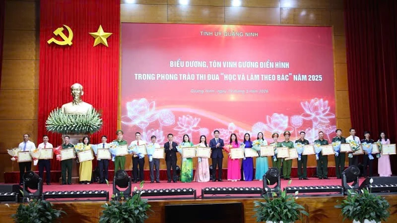 Trao giải Cuộc thi Báo cáo viên, tuyên truyền viên giỏi và tôn vinh gương điển hình tiên tiến học và làm theo Bác