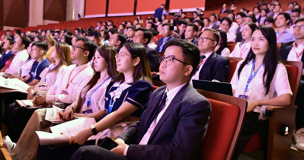 The delegates attend the opening ceremony for the 6th Global Forum of Young Vietnamese Intellectuals in Ha Noi.