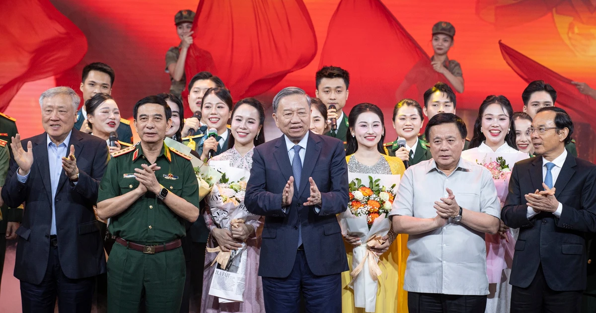 [Foto] Líder partidista vietnamita asiste a programa artístico en homenaje al legado de Ho Chi Minh