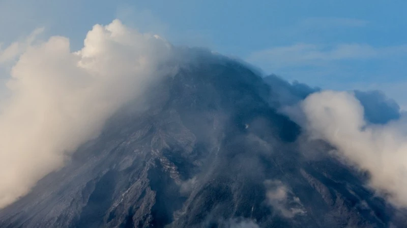 Philippines sơ tán hàng nghìn người do núi lửa Mayon phun trào