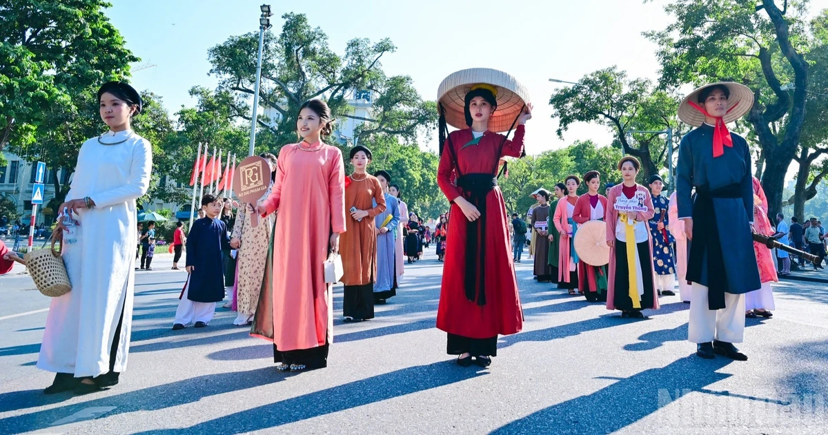 The parade vividly recreates the system of traditional Vietnamese costumes, researched, collected and meticulously restored by groups dedicated to ancient attire.