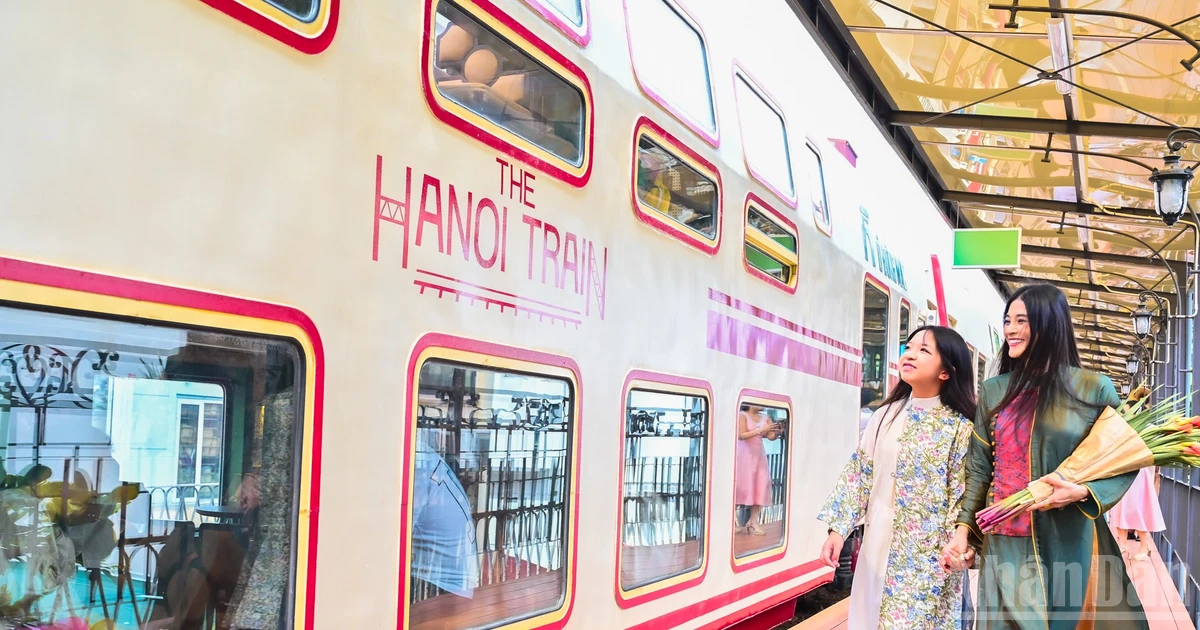 Visitors excitedly boarding the ‘Ha Noi 5 Gates’ tourist train.