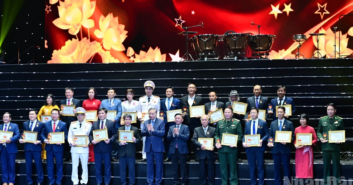 [Foto] Líder partidista asiste al programa político-artístico “Ho Chi Minh-El viaje de la aspiración 2025”