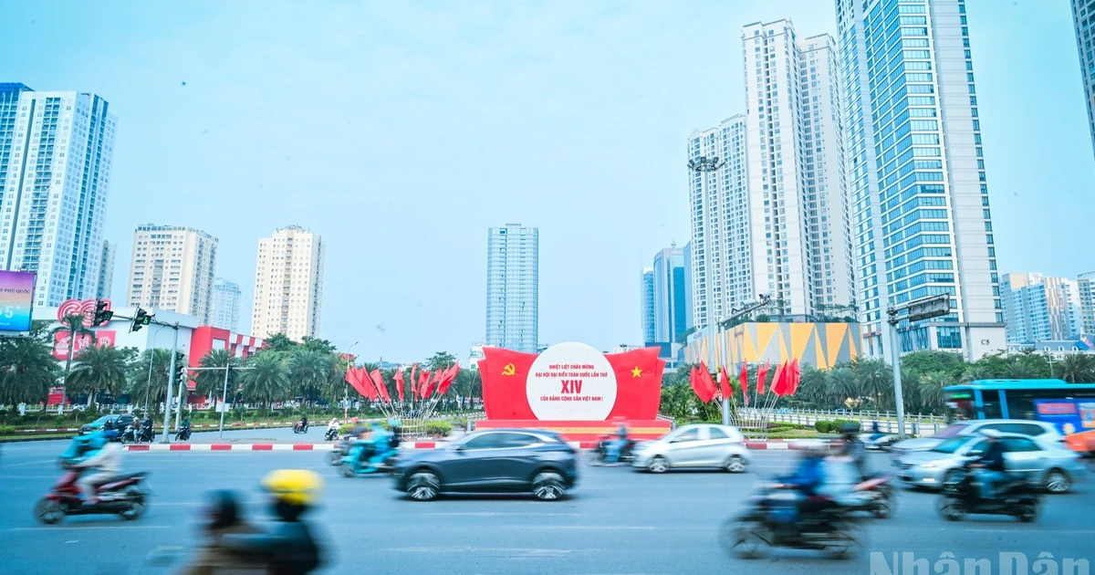 Red hues across many streets create vivid images of the Capital welcoming the 14th National Party Congress.
