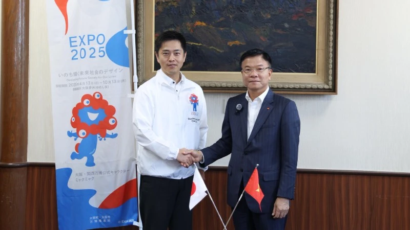 Deputy Prime Minister Le Thanh Long meets Osaka Governor Yoshimura Hirofumi. (Photo: VGP)