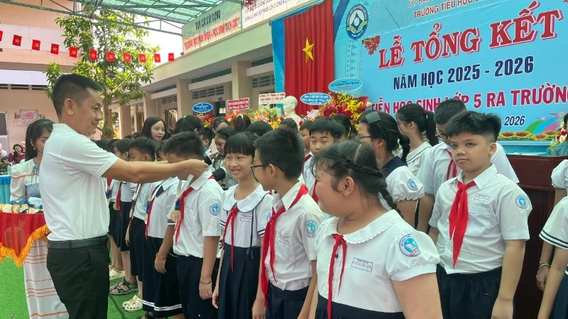 Báo Nhân Dân, Co.opmart Tây Ninh tặng vở mới cho học sinh vùng có đạo