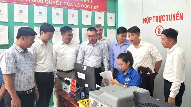 Triển khai các giải pháp hỗ trợ chuyển đổi số tại xã Đức Huệ