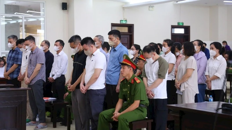 Nhiều bị cáo liệt kê thành tích, nộp bằng khen, giấy khen để xin giảm án