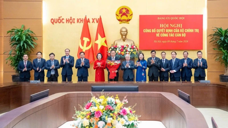 Hội nghị công bố và trao quyết định của Bộ Chính trị về công tác cán bộ