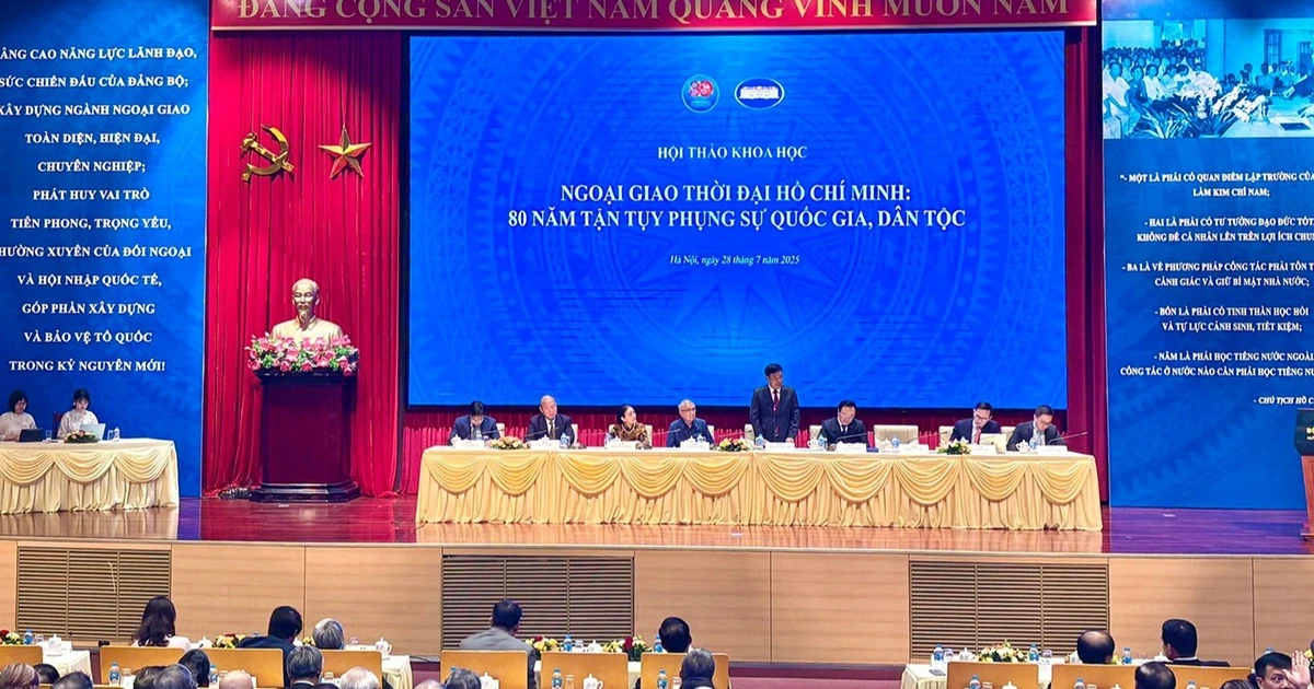 Speakers at the first panel discussion of the conference. (Photo: Hoa An)