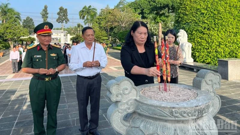 Lấy mẫu hài cốt liệt sĩ tại Nghĩa trang Liệt sĩ Bến Tre phục vụ giám định ADN