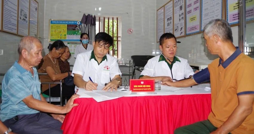 Ấm tình quân y Việt Nam-Lào nơi biên giới