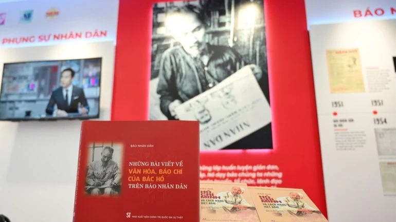 Nhan Dan Newspaper introduces the book at the 2025 Press Festival. (Photo: The Dai)