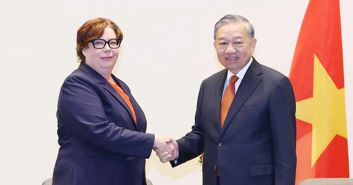 [Foto] Secretario general vietnamita dialoga con la presidenta del Partido Comunista de Finlandia